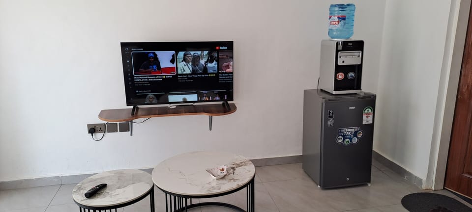 Executive Studio Suite, Kitchenette, Pool View | Living area | 42-inch Smart TV with digital channels, Netflix, streaming services