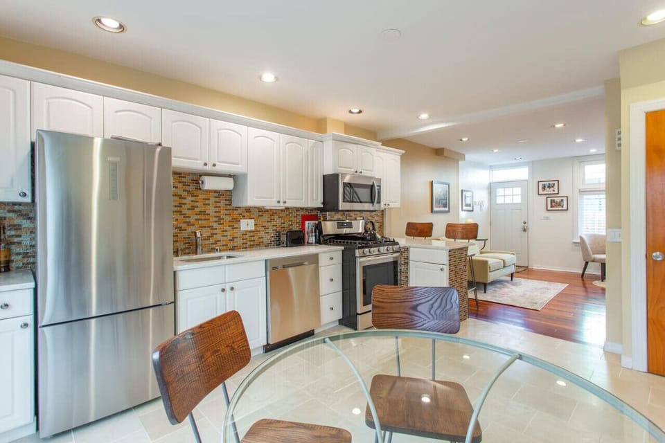 Bright, Inviting Space with Fully Equipped Kitchen and Cozy Living Room