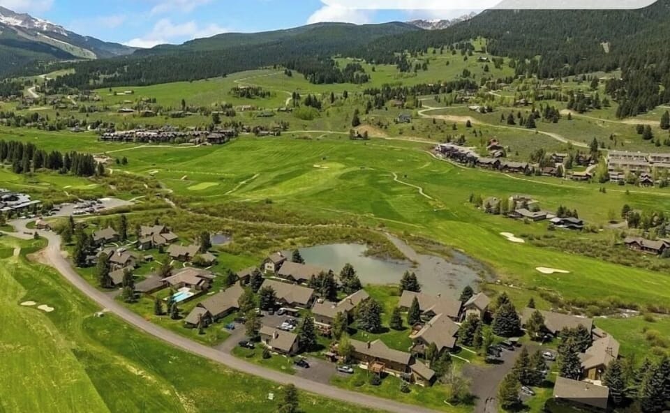 We are positioned in the middle of why you come to Montana. Beautiful views.