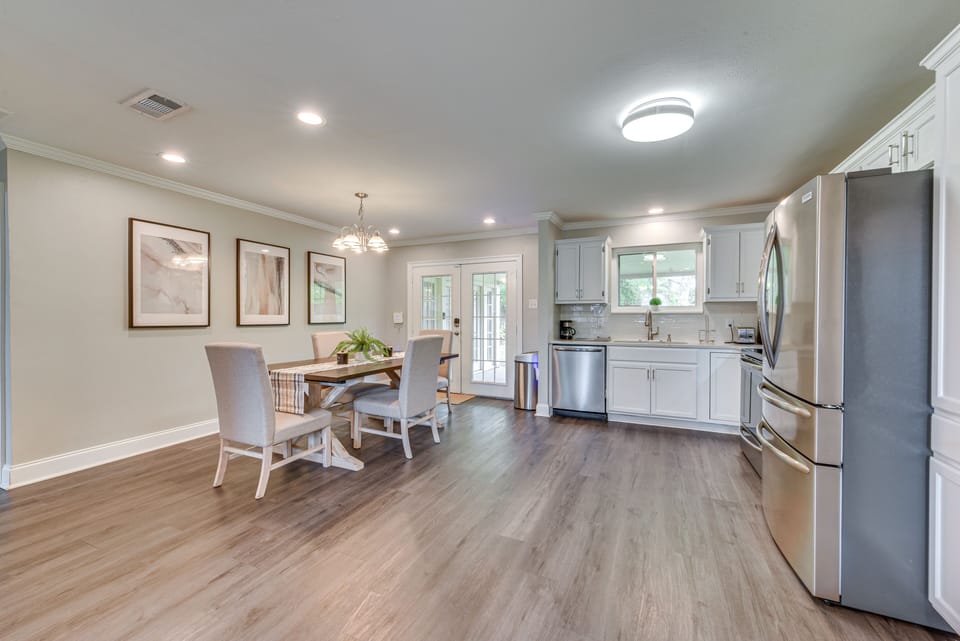 Dining Area | Dishware/Flatware Provided