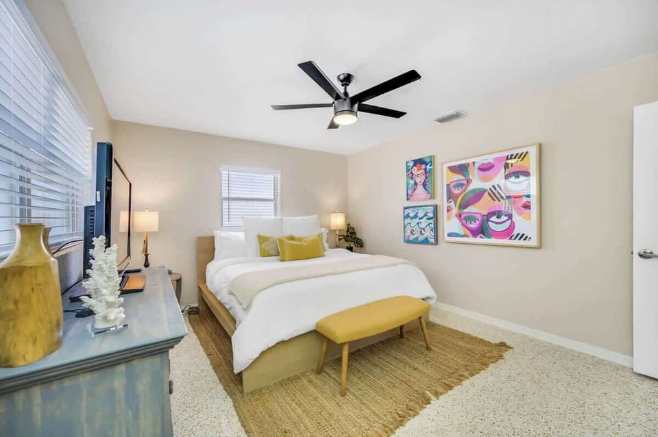 The primary bedroom: king bed.