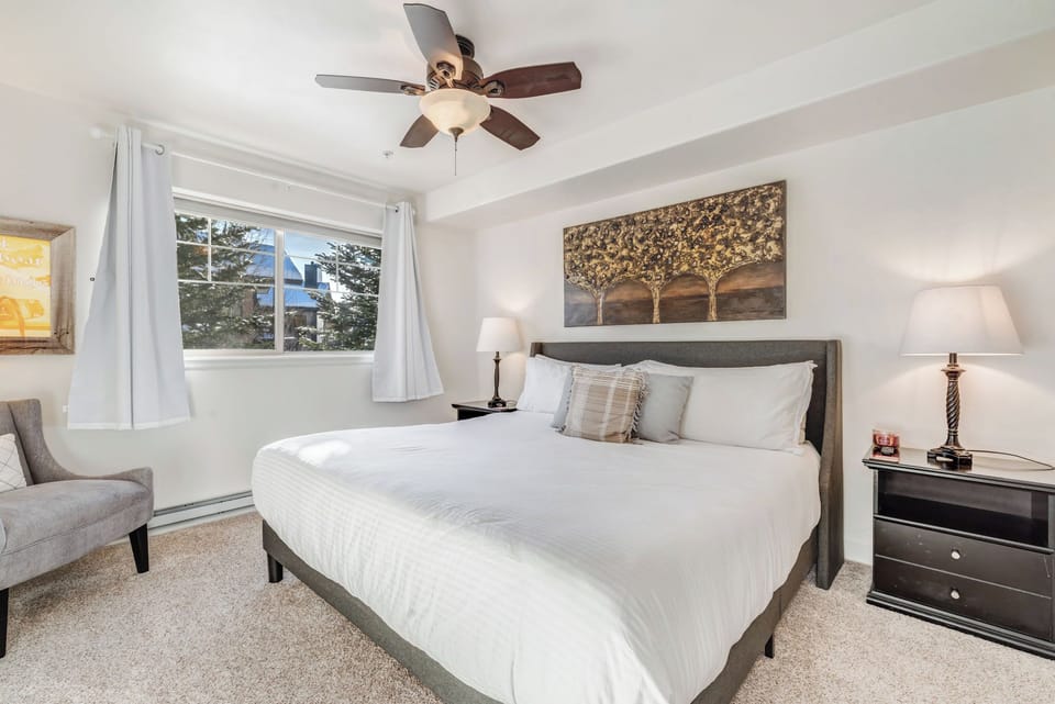 2nd bedroom - King bed

