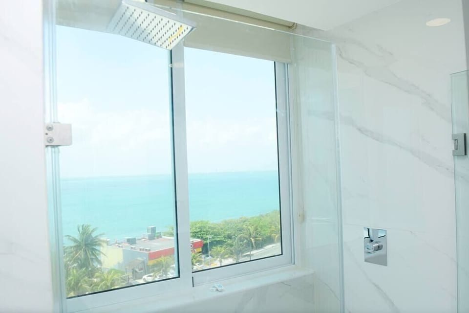 Bathroom window with great lagoon and sunset views / ventana del baño con vistas de la laguna y el atardecer
