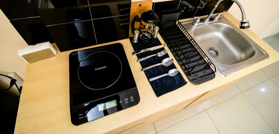 Toaster, cookware/dishes/utensils