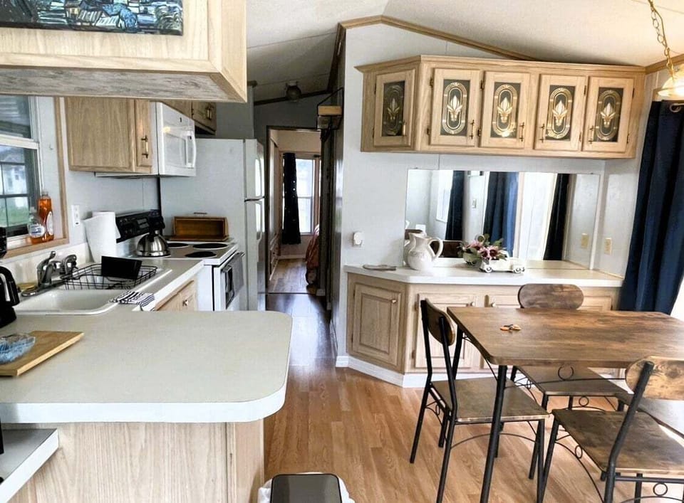 Fully equipped kitchen meets cozy dining. A recipe for memorable meals!
