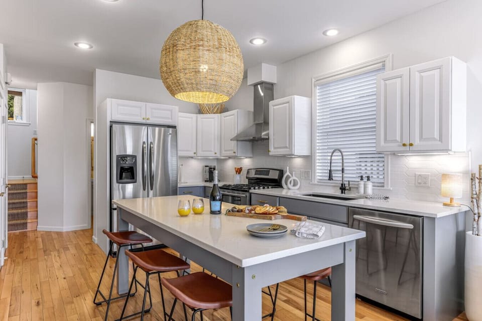 Full size kitchen with eat in Bar seating for 6