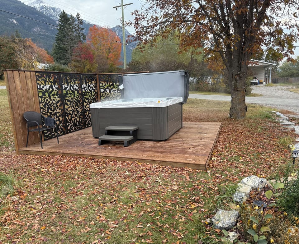 Luxury hot tub with 78 jets; great hydrotherapy