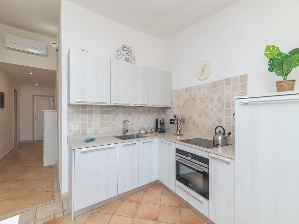 Family Apartment, Multiple Bedrooms, 2 Bathrooms (Feel So Good) | Private kitchen | Fridge, oven, stovetop, dishwasher