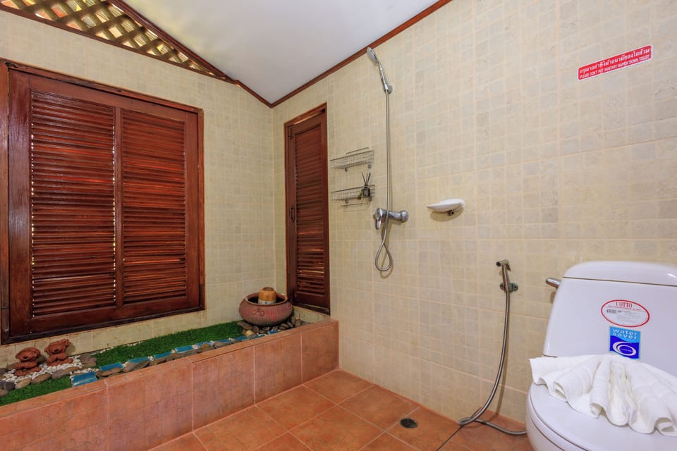 Shower, rainfall showerhead, free toiletries, hair dryer