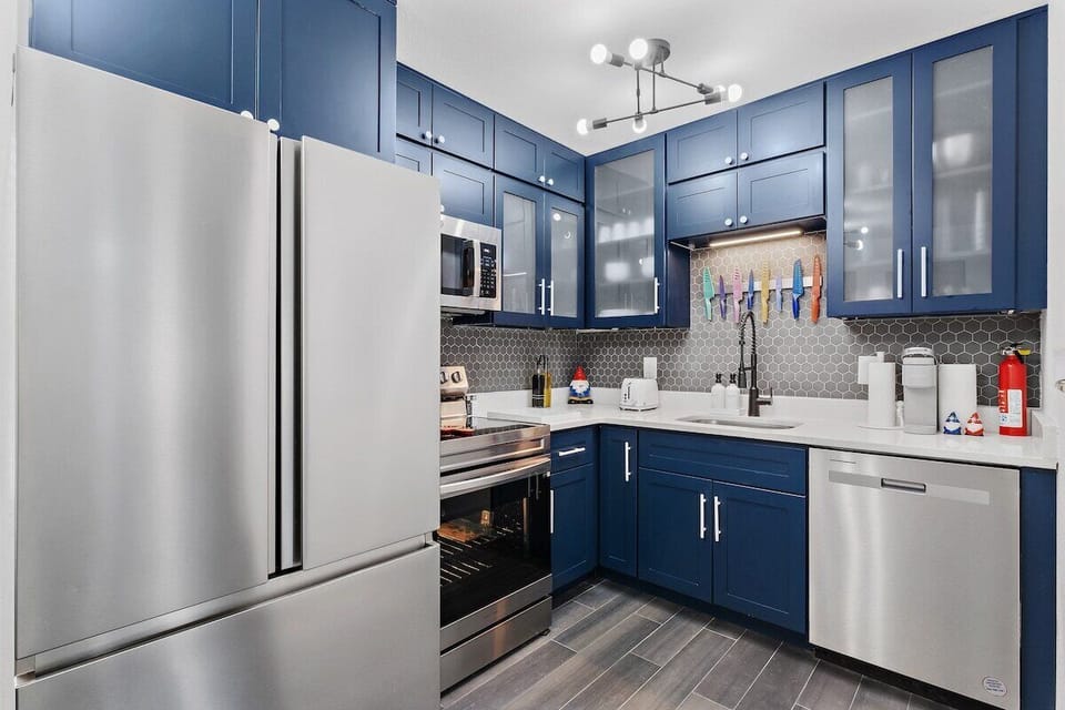Beautiful new kitchen- quartz cabinets, stainless appliances, solid wood cabinets