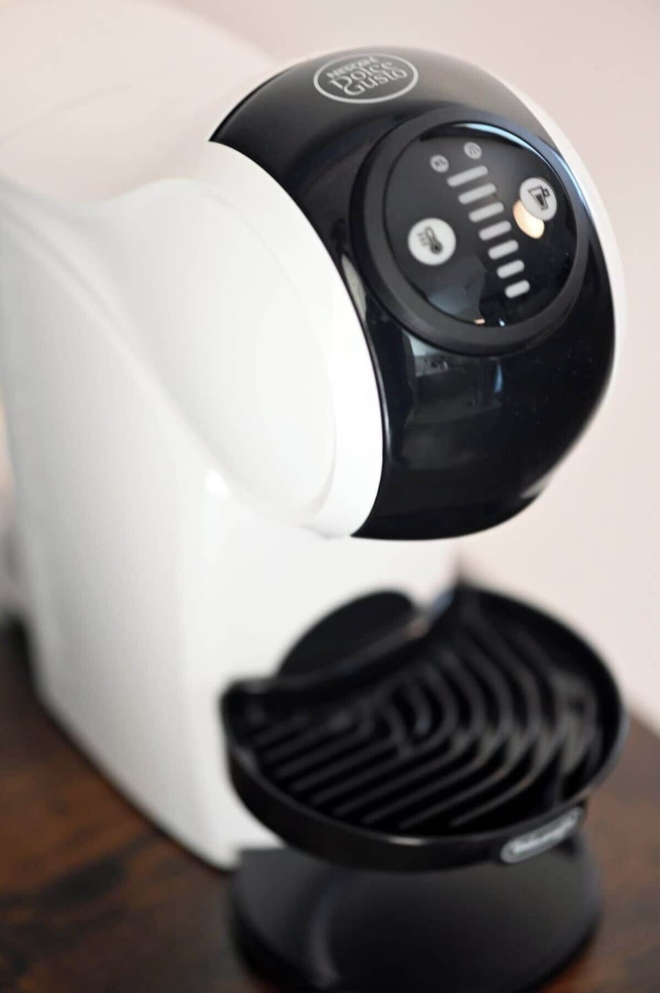 Angolo Colazione attrezzato con forno a microonde, macchina del caffè (Dolcegusto) bollitore e tostapane