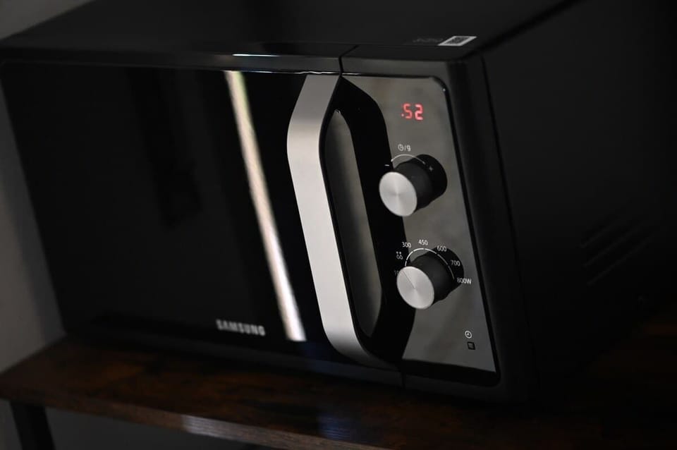 Angolo Colazione attrezzato con forno a microonde, macchina del caffè (Dolcegusto) bollitore e tostapane