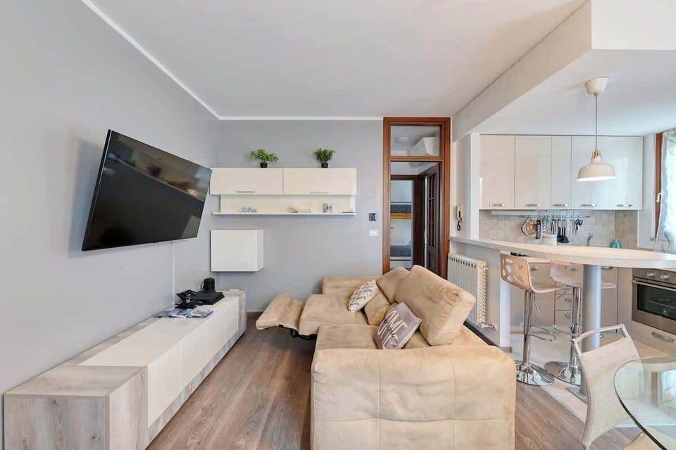 Soggiorno attrezzato con Smart TV 55", Consolle Playstation 4, comodo divano Poltronesofà con sedute Relax allungabili elettricamente, mobile sala.