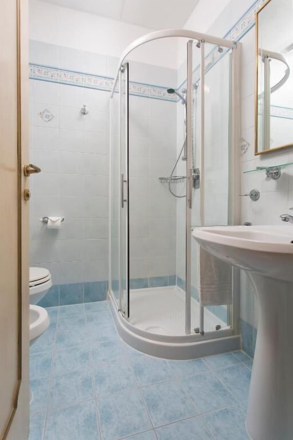 Shower, free toiletries, hair dryer, bidet