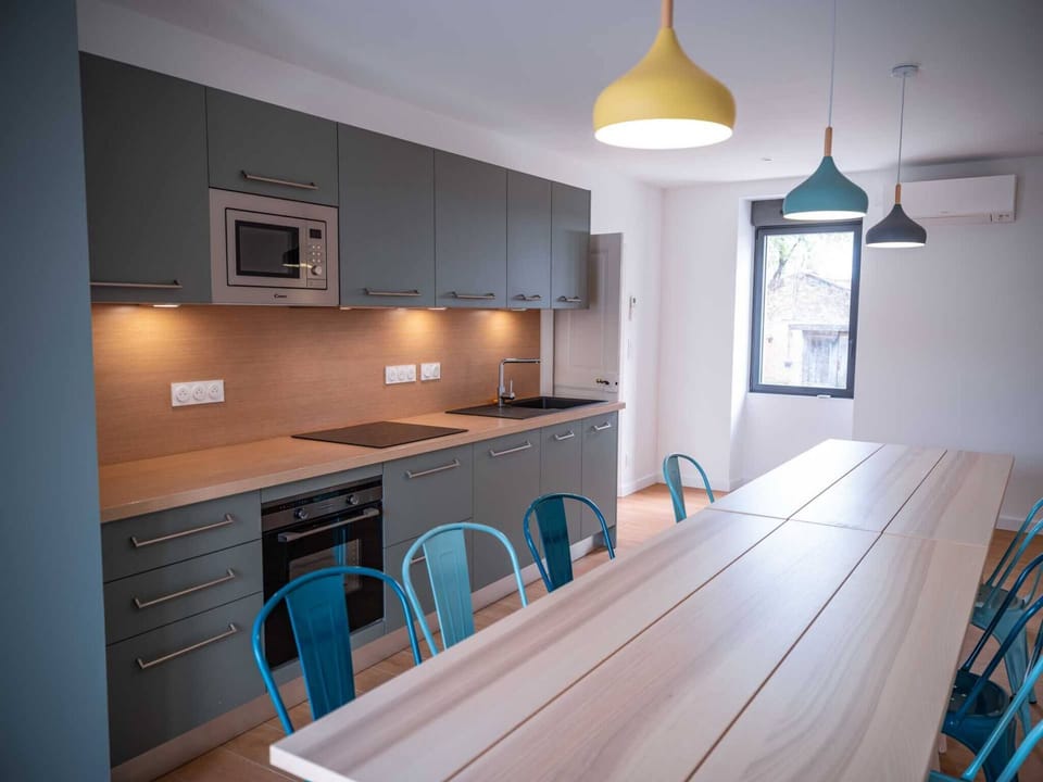 Main kitchen - Fully equipped - Dining area