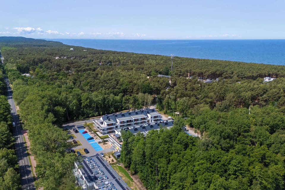 Modern apartment in Międzywodzie, surrounded by forest, with a sea view and a flat roof with solar panels. A perfect spot for relaxing close to nature.