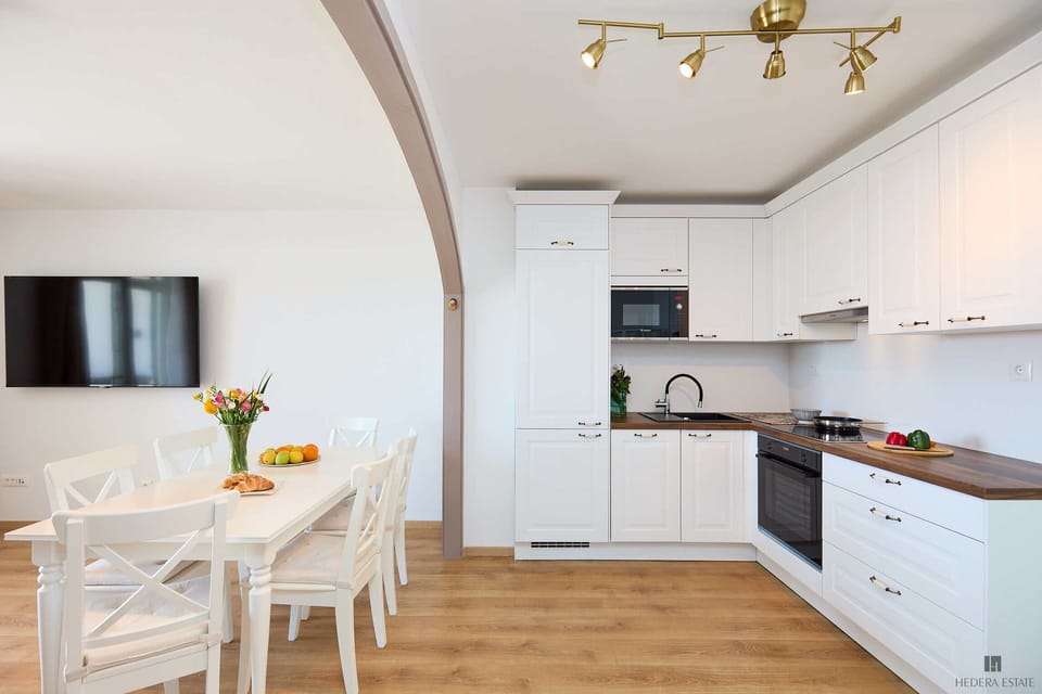 Apartment (3 Bedrooms) | Private kitchen | Oven, electric kettle, toaster