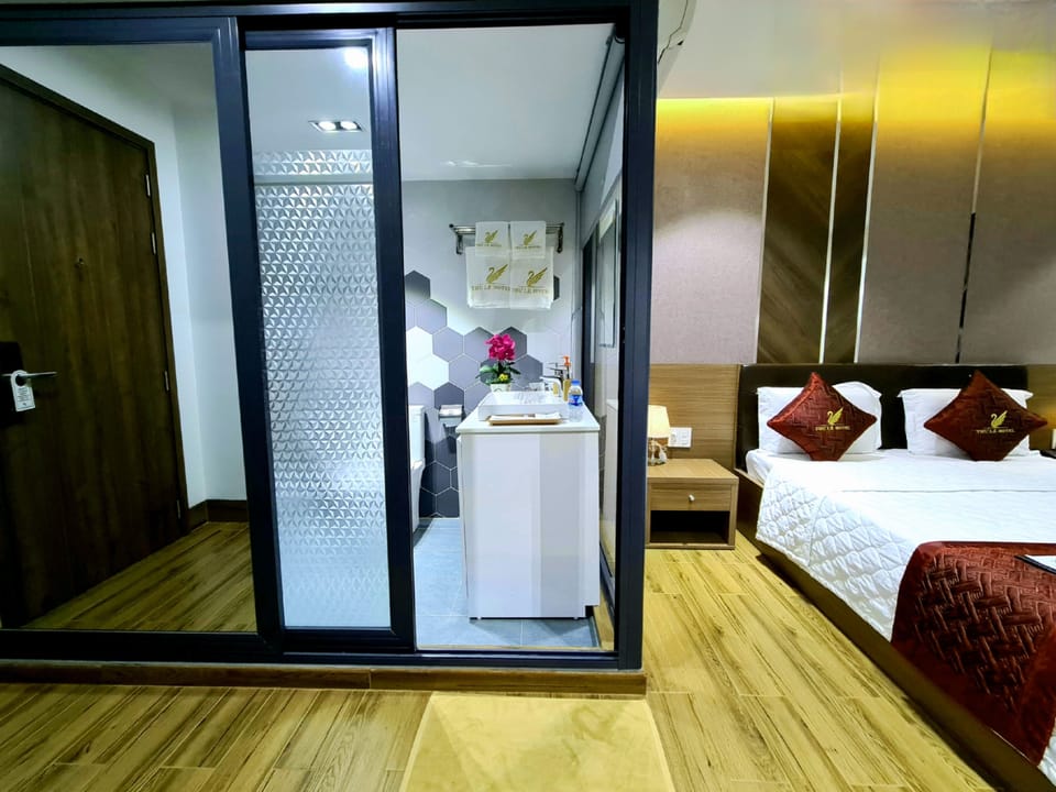 Deluxe Single Room | Bathroom | Rainfall showerhead, designer toiletries, hair dryer, slippers
