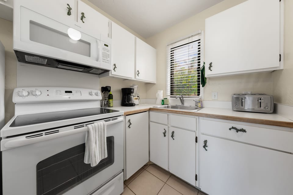Condo, 1 Bedroom | Private kitchen | Fridge, oven, coffee/tea maker, toaster