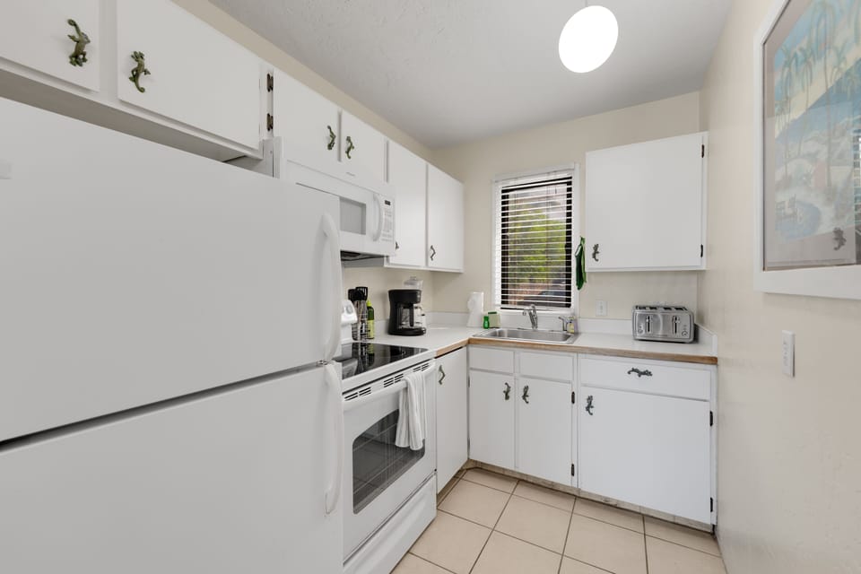 Condo, 1 Bedroom | Private kitchen | Fridge, oven, coffee/tea maker, toaster