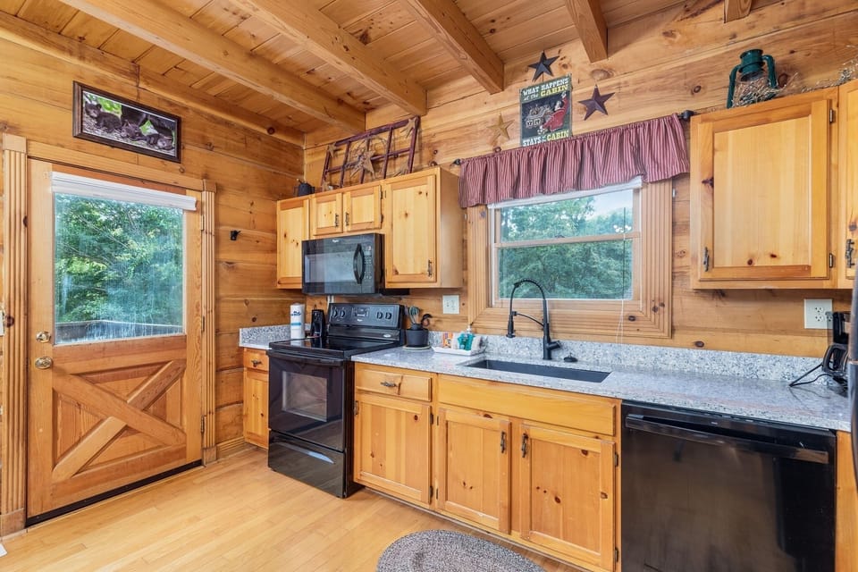 Cabin, 3 Bedrooms | Private kitchen | Fridge, oven, coffee/tea maker, toaster