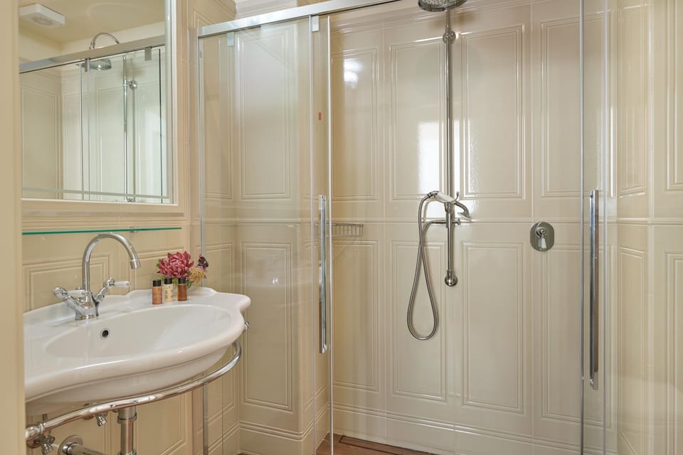 Superior Room, City View | Bathroom | Towels