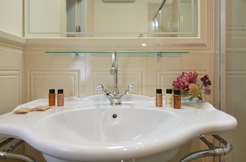 Superior Room, City View | Bathroom | Towels