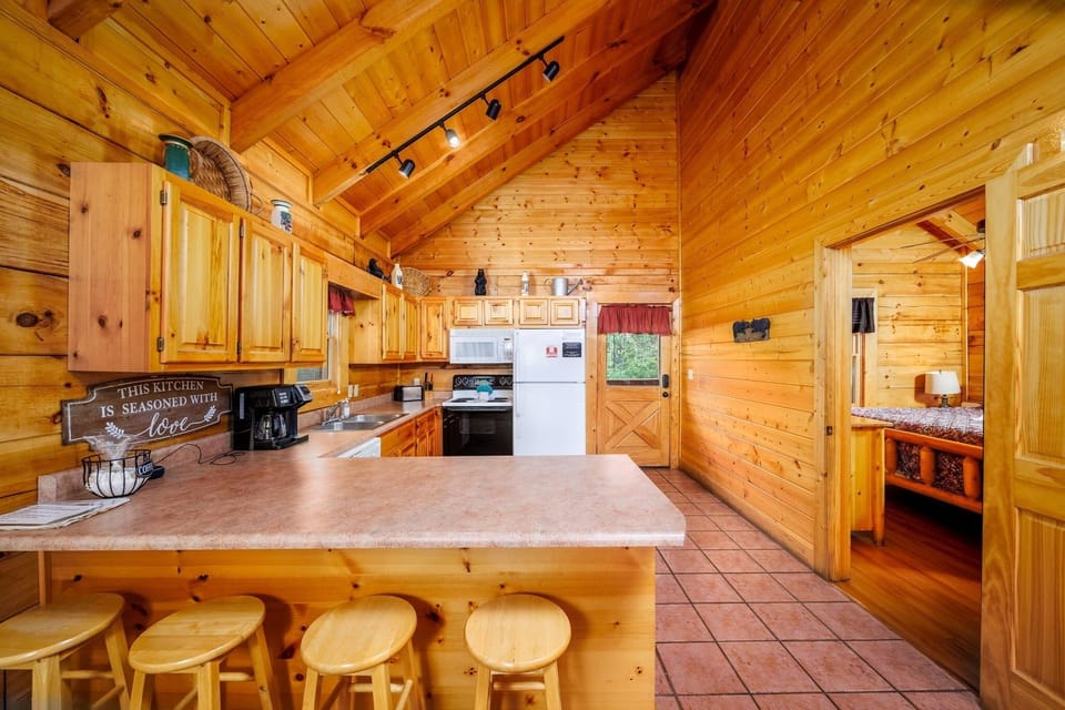 Cabin, 2 Bedrooms | Private kitchen | Fridge, oven, coffee/tea maker, toaster