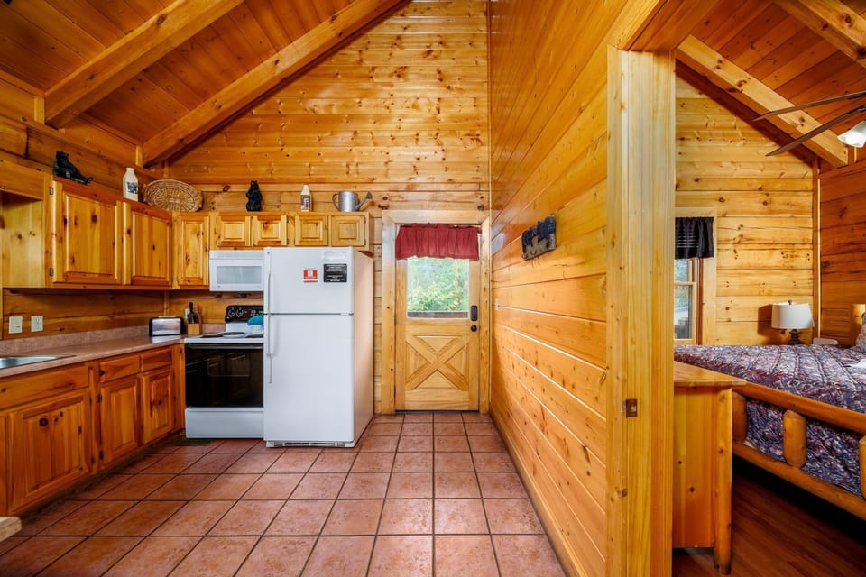 Cabin, 2 Bedrooms | Private kitchen | Fridge, oven, coffee/tea maker, toaster