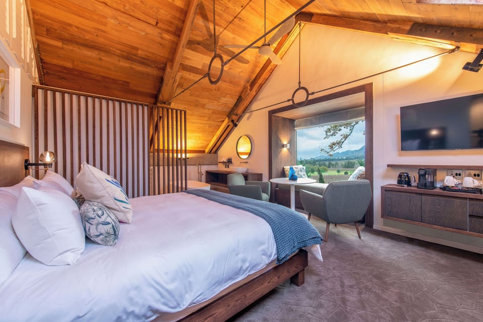 Classic Room | Hypo-allergenic bedding, minibar, iron/ironing board, free WiFi