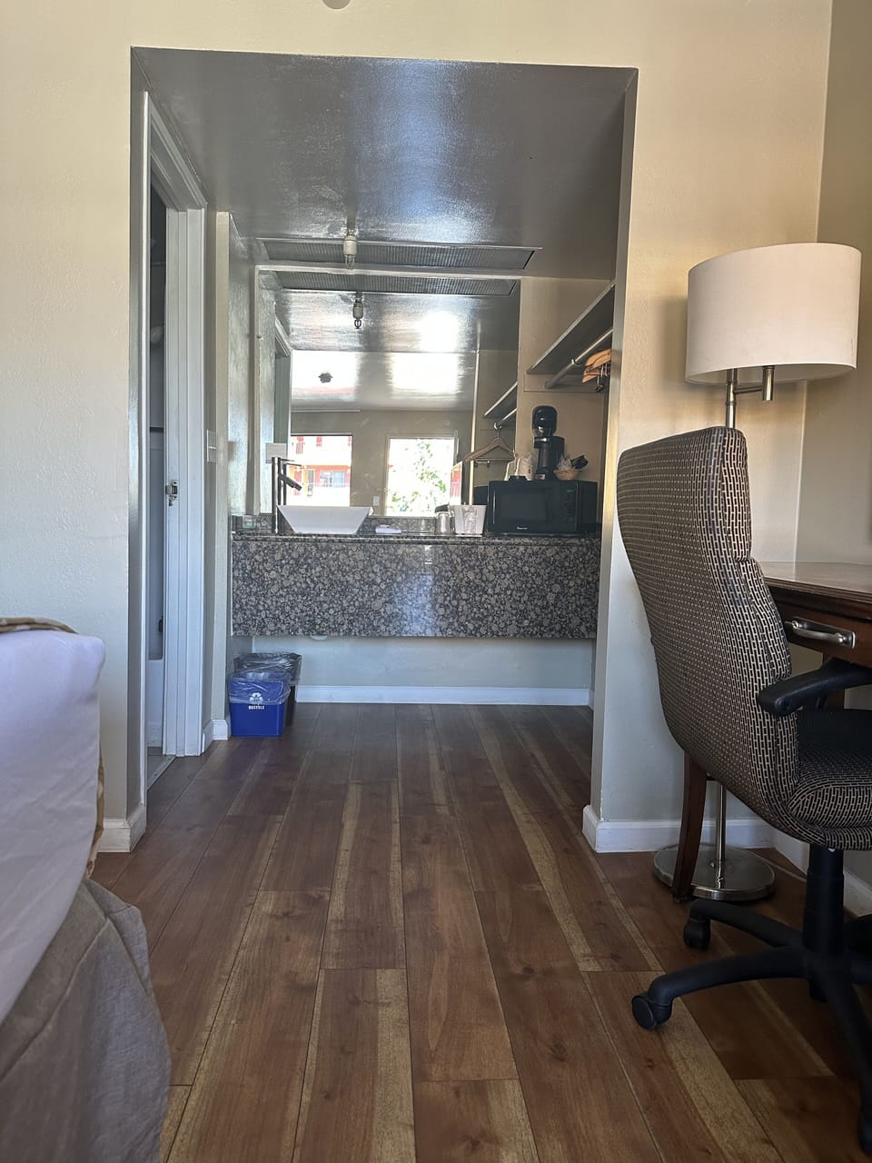 Room, 1 Queen Bed, Non Smoking | Bathroom | Hair dryer, towels, soap, shampoo