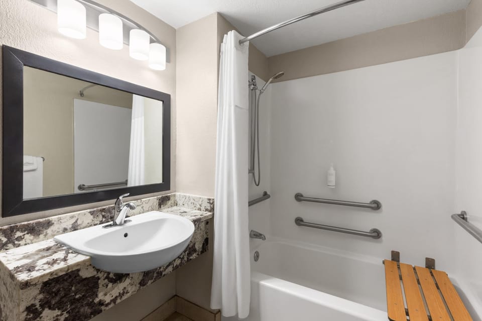 Room, 2 Double Beds, Accessible, Non Smoking (Mobility, Tub with Grab Bars) | Bathroom | Towels