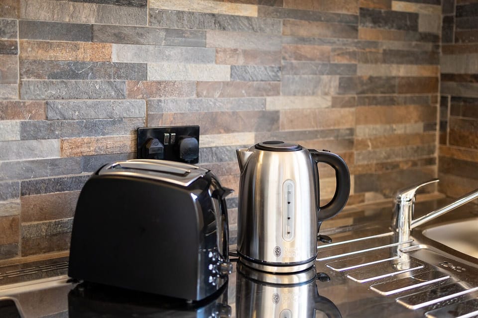 Full-size fridge, microwave, oven, stovetop