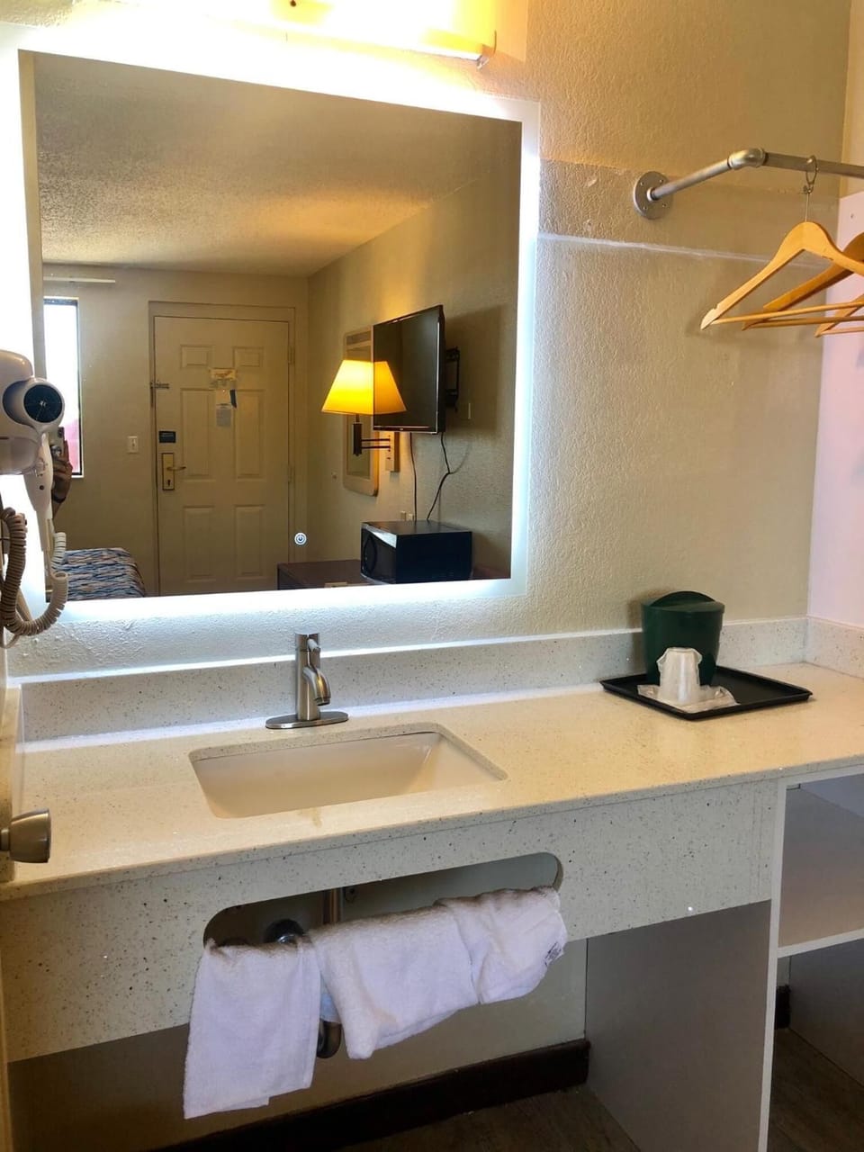 Combined shower/tub, hair dryer, towels