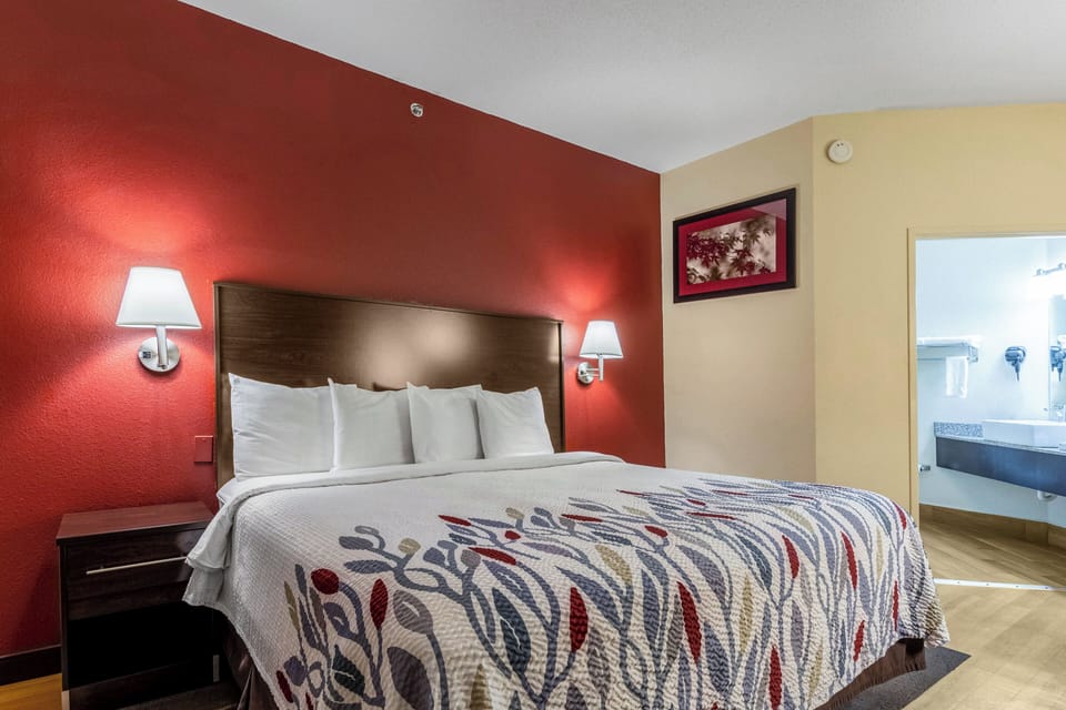 Superior Room, 1 King Bed, Non Smoking | Desk, laptop workspace, blackout drapes, iron/ironing board