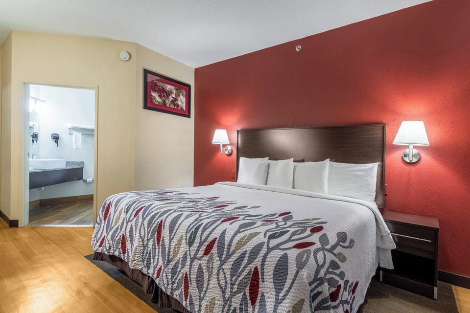 Superior Room, 1 King Bed, Non Smoking | Desk, laptop workspace, blackout drapes, iron/ironing board