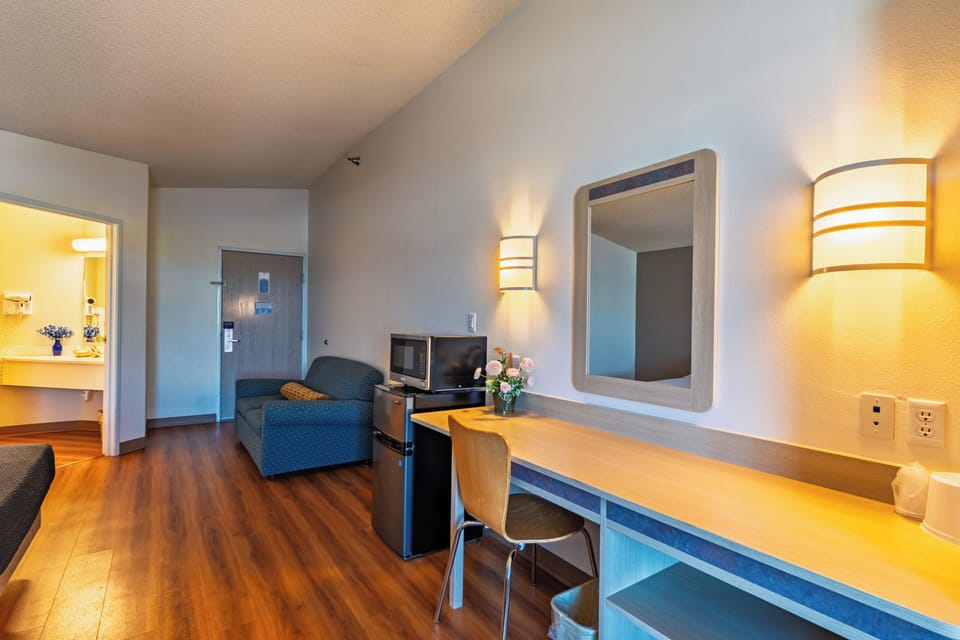 Studio Suite, Multiple Beds, Non Smoking (2 Queen Bed) | Desk, laptop workspace, WiFi (free), bed sheets