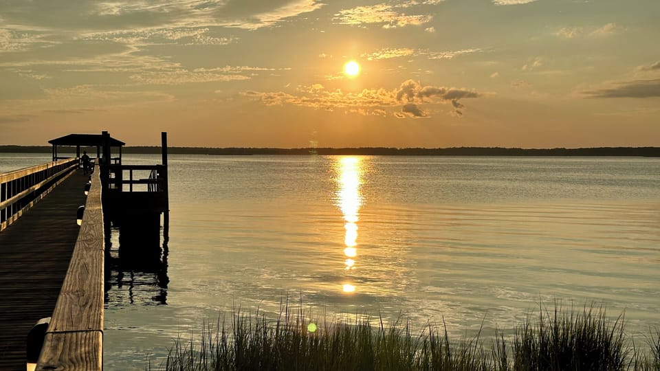 🌅 Enjoy dinner and stunning sunset views at the nearby Riverview Restaurant. 🥂