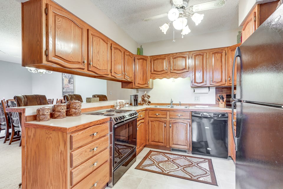 Kitchen | 1st Floor | Microwave | Toaster | Cooking Basics