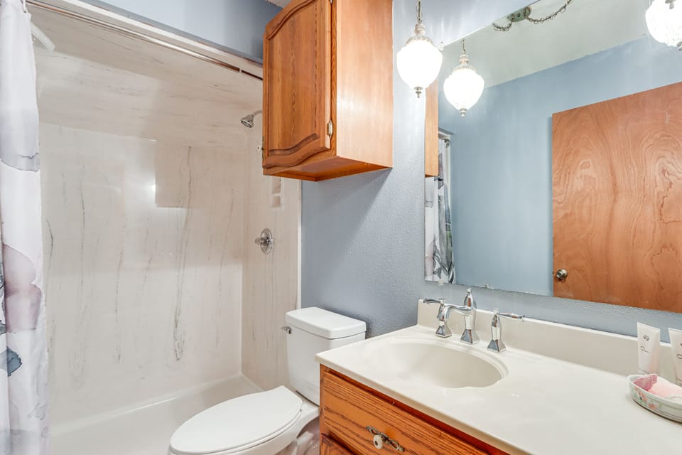 Full Bathroom | 1st Floor | Towels Provided