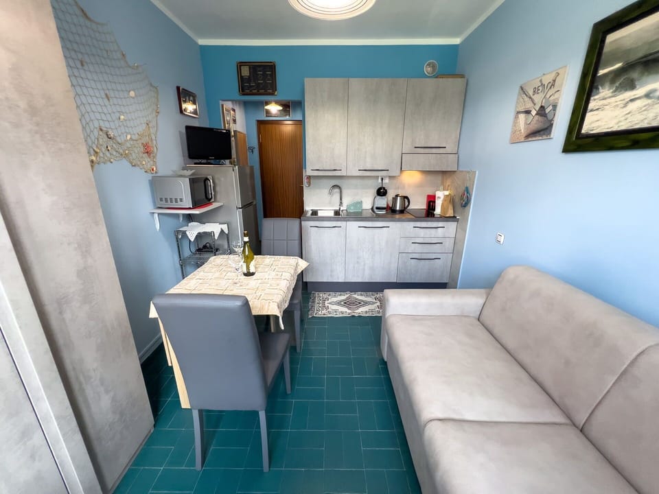 Bedroom, Kitchen