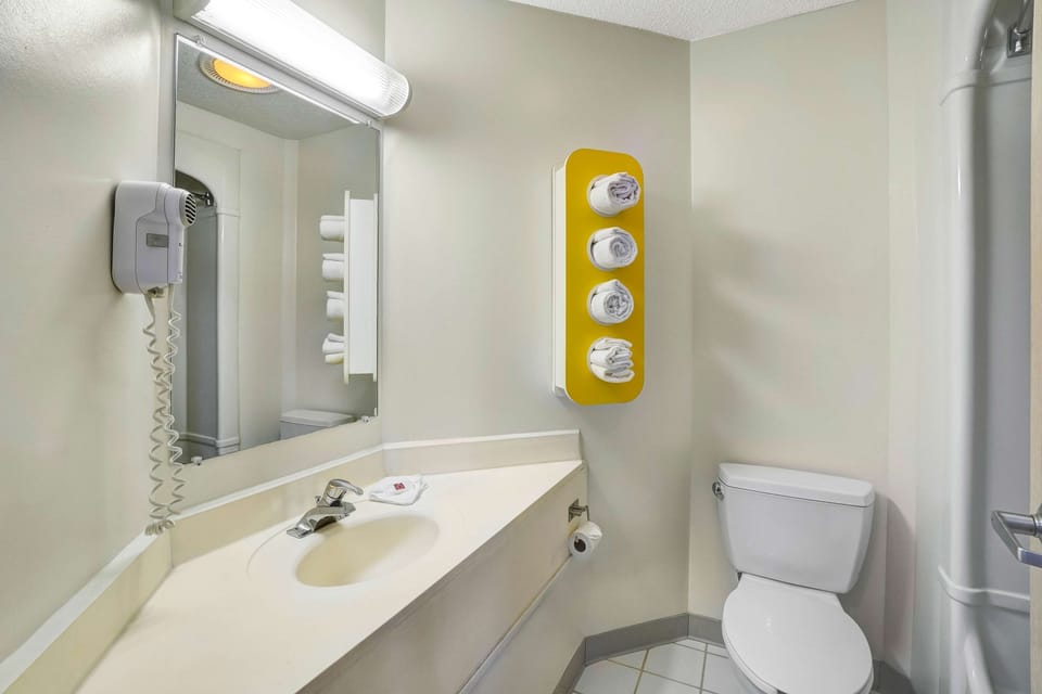 Combined shower/tub, towels