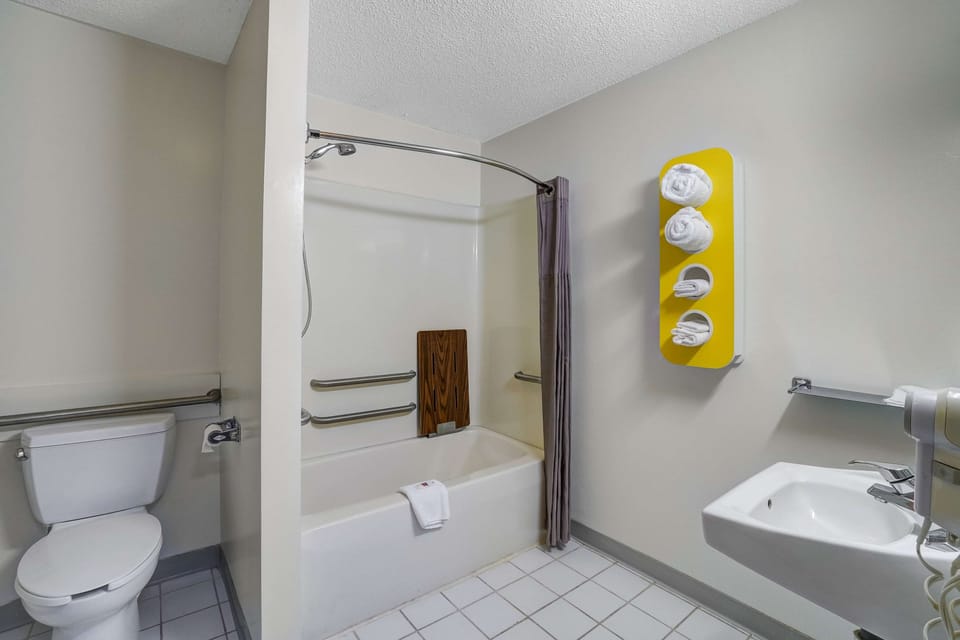 Combined shower/tub, towels