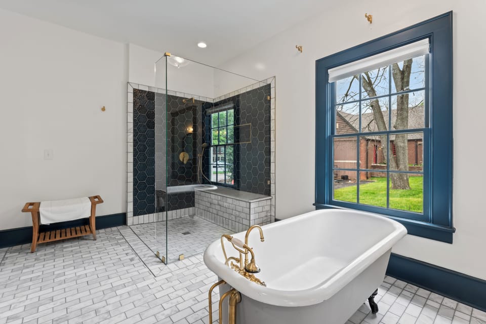 Deluxe Room, 1 King Bed | Bathroom | Free toiletries, hair dryer, bathrobes, towels