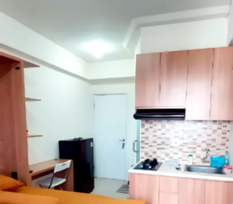 Studio, Balcony | Private kitchen | Fridge, stovetop, cookware/dishes/utensils