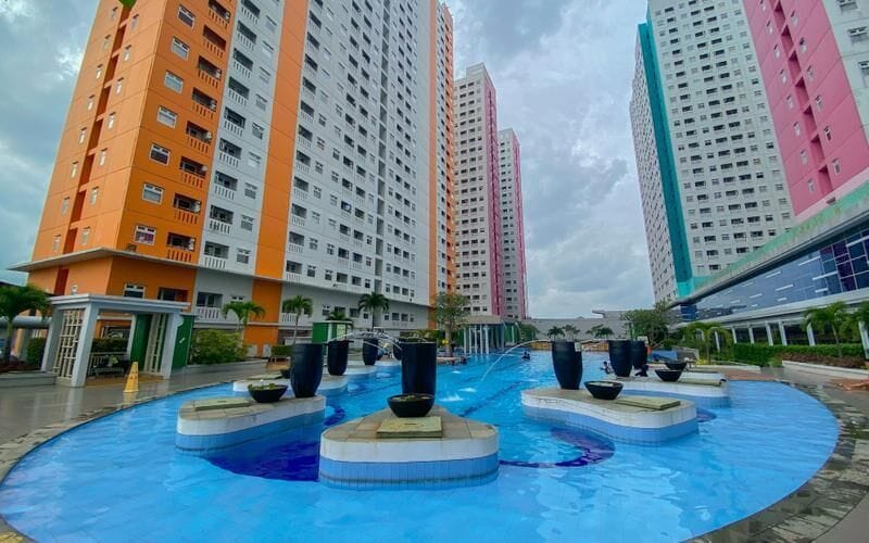 Outdoor pool, open 7:00 AM to 7:00 PM, pool umbrellas, sun loungers