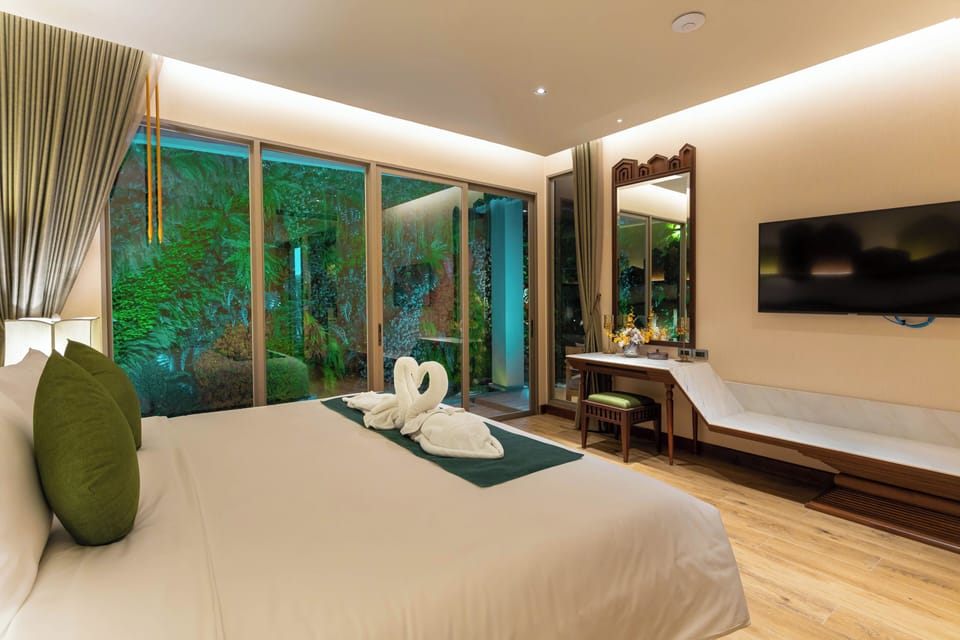 Signature Garden King with Whirlpool | Free minibar, in-room safe, blackout drapes, iron/ironing board