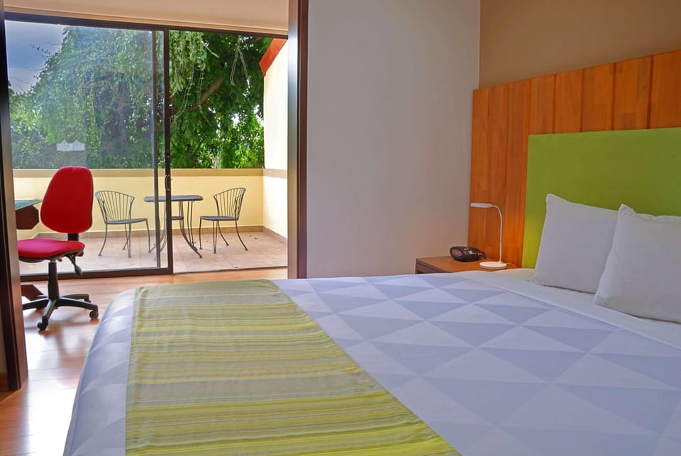 Room, 1 King Bed, Non Smoking | Premium bedding, in-room safe, desk, laptop workspace