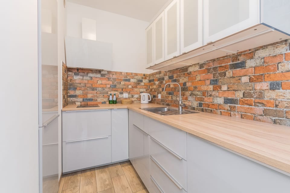 Deluxe Apartment | Private kitchen | Fridge, stovetop, coffee/tea maker, cookware/dishes/utensils