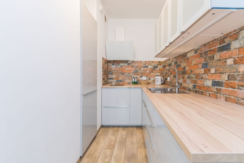Deluxe Apartment | Private kitchen | Fridge, stovetop, coffee/tea maker, cookware/dishes/utensils
